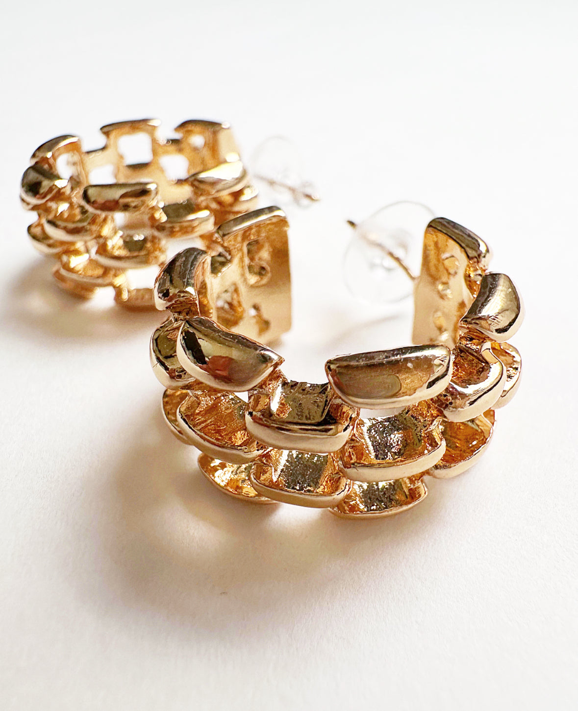 Close-up view of wide box chain detail.