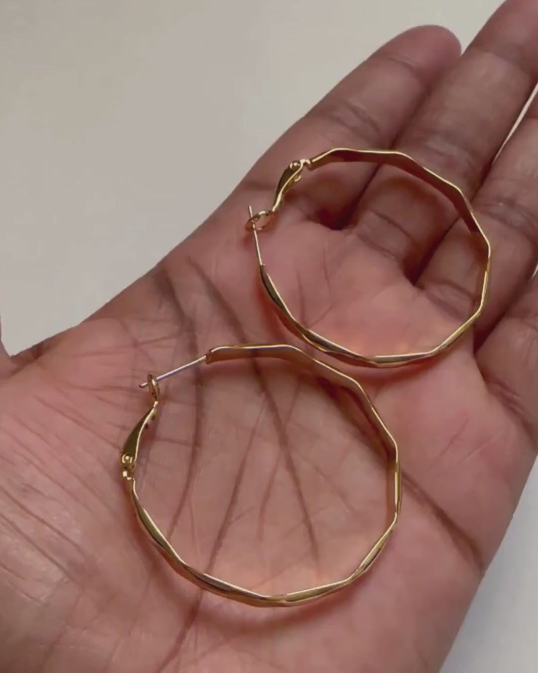 A real-time view of our Vada Hoops shown on the palm of model’s hand.