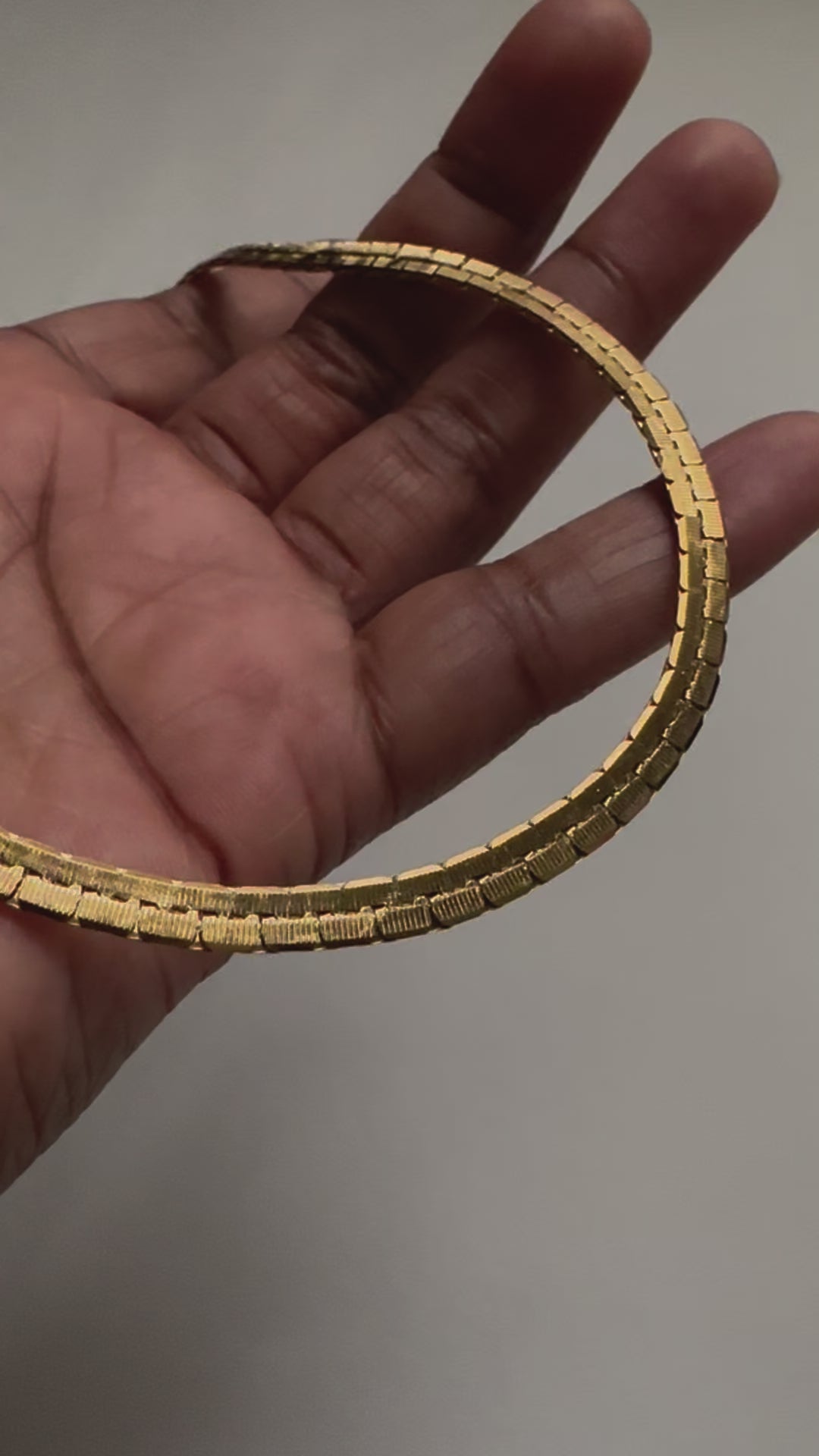 A real-time view of our Billie Chain Necklace shown on the palm of model’s hand.